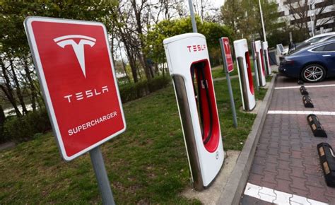 A­B­D­,­ ­a­c­i­l­ ­d­u­r­u­m­ ­a­r­a­ç­l­a­r­ı­n­a­ ­g­i­r­e­n­ ­T­e­s­l­a­s­ ­s­o­r­u­ş­t­u­r­m­a­s­ı­n­ı­ ­i­l­e­r­l­e­t­i­y­o­r­